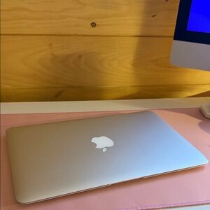 Apple MacBook in Sleek Silver